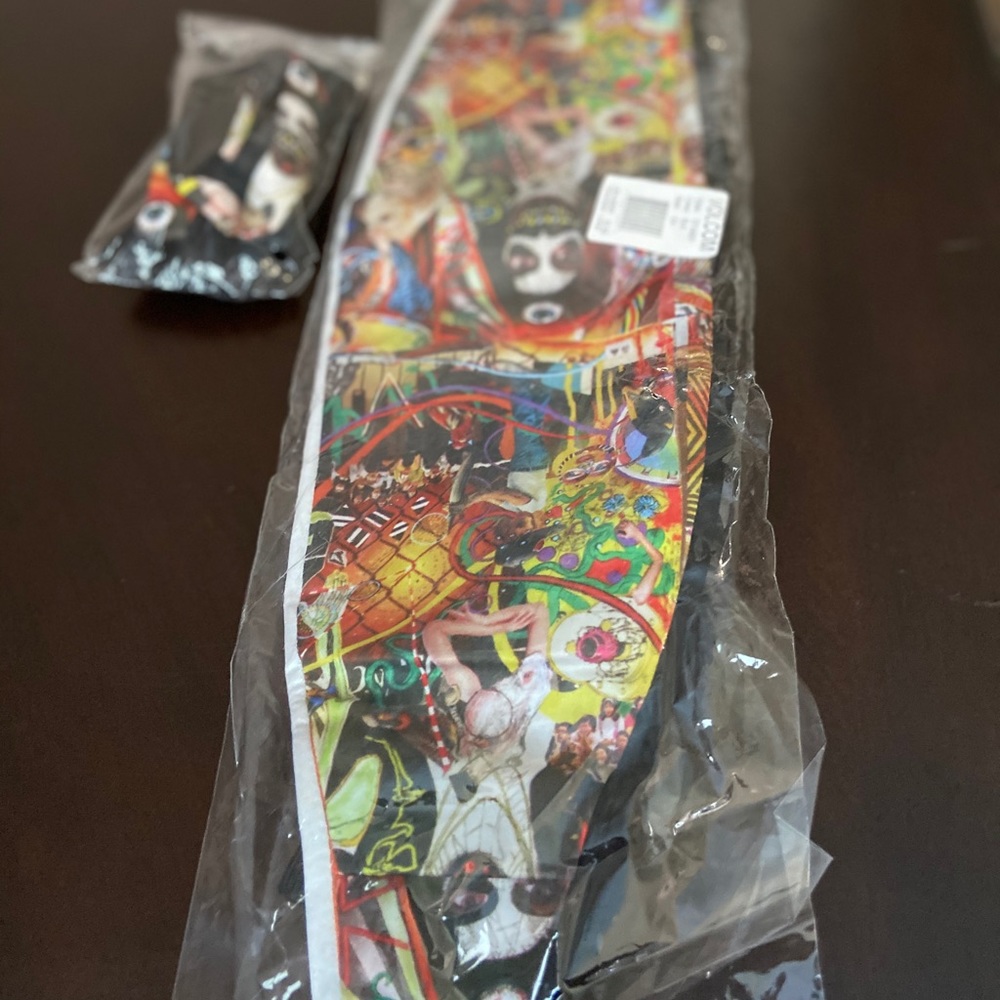 Volcom Bow tie and Cumber-bun reversible NWT Rare